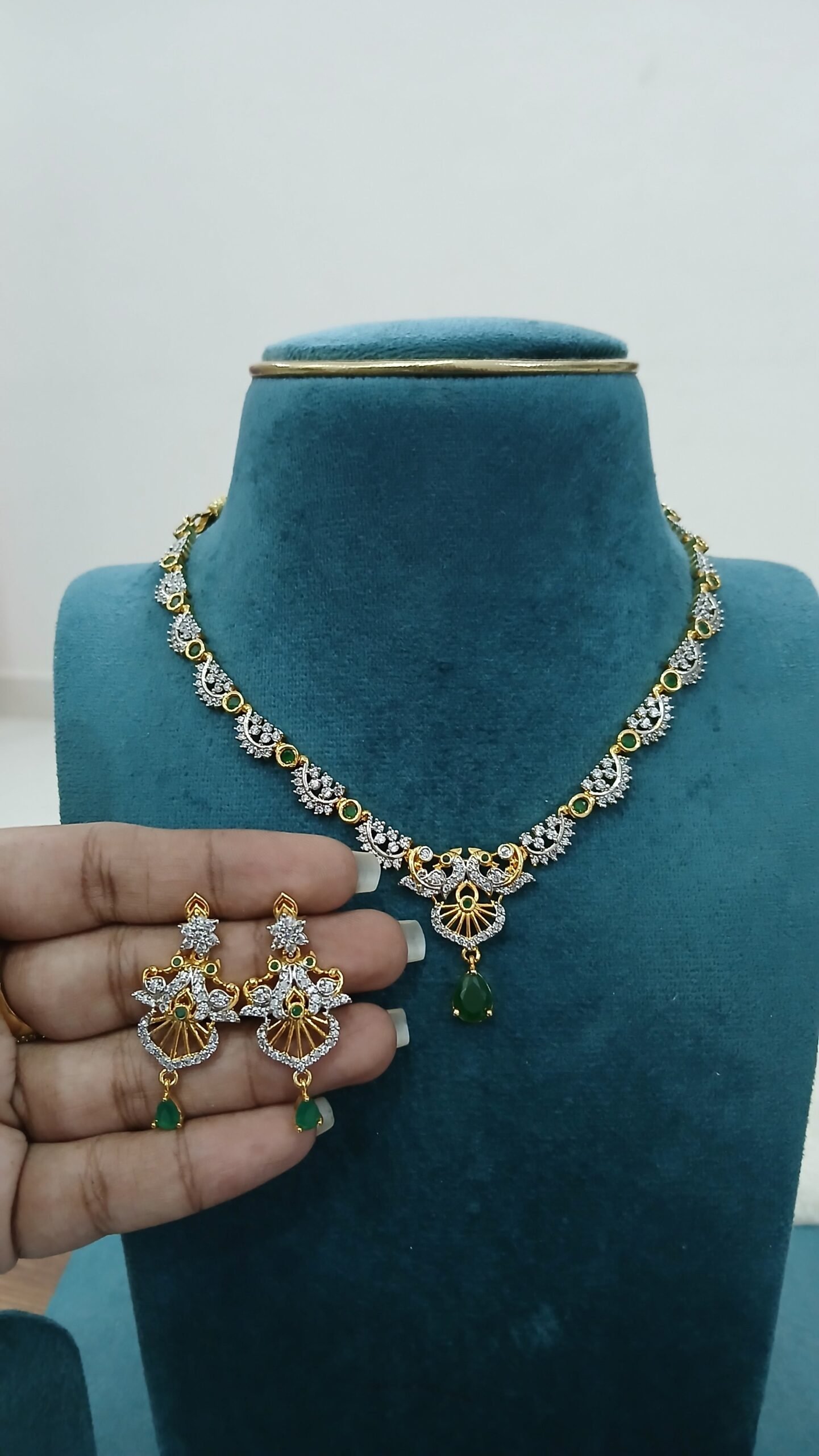 Diamond finish simple necklace with earrings