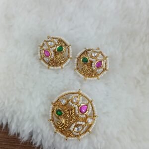 Simple kundhan pendant with studs